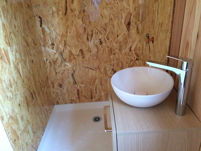 Bac &agrave; douche et lavabo r&eacute;alis&eacute;s en composite