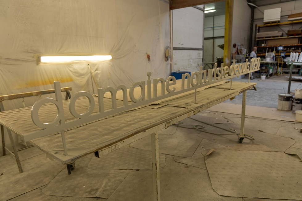 Enseigne publicitaire produite en mat&eacute;riau composite