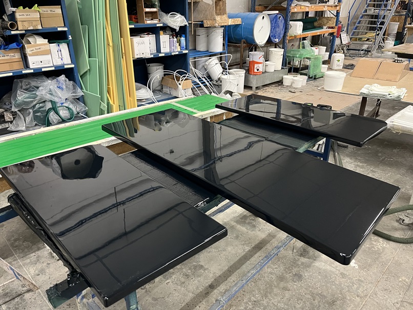 Tables en carbone verni