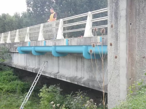 Goutti&egrave;re sous viaduc en composite