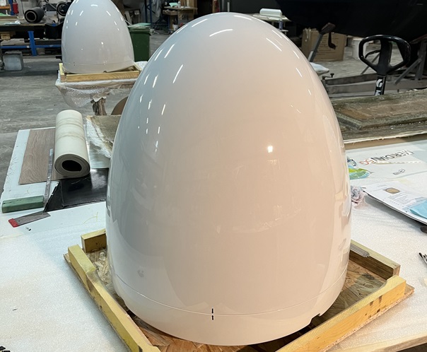 D&ocirc;me en composite pour antenne satellite pour yacht
